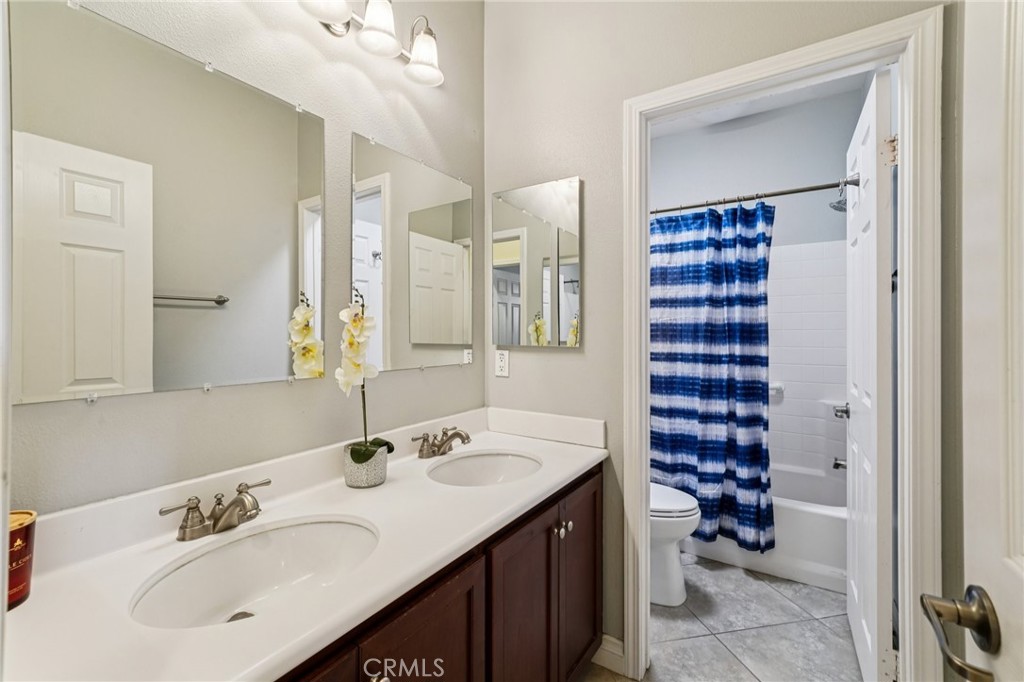 28552 Rustic Glen Street Menifee, CA 92584 - Photo 32 of 48 Well-appointed bathroom for the secondary bedrooms
