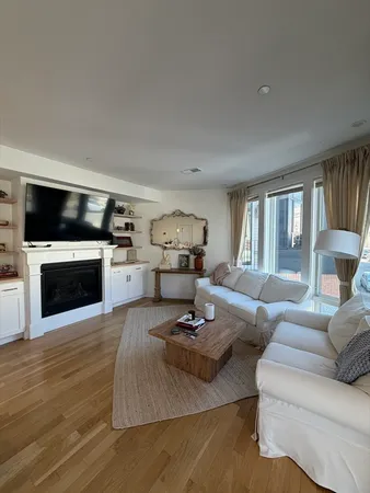 $3,600 | 283 Old Colony Avenue, Unit 1, Boston, MA 02127