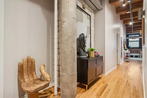 $499,900 | 420 West Ontario Street, Unit 305, Chicago, IL 60654