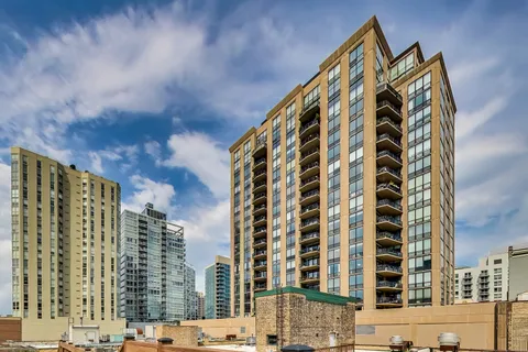 $499,900 | 420 West Ontario Street, Unit 305, Chicago, IL 60654