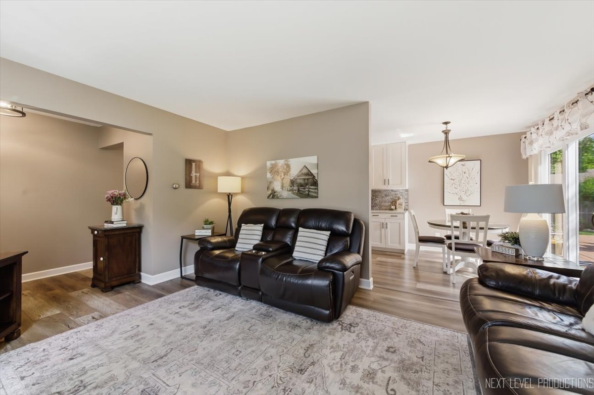 10 Shermead Road Montgomery, IL 60538 - Photo 6 of 30 a living room with furniture
