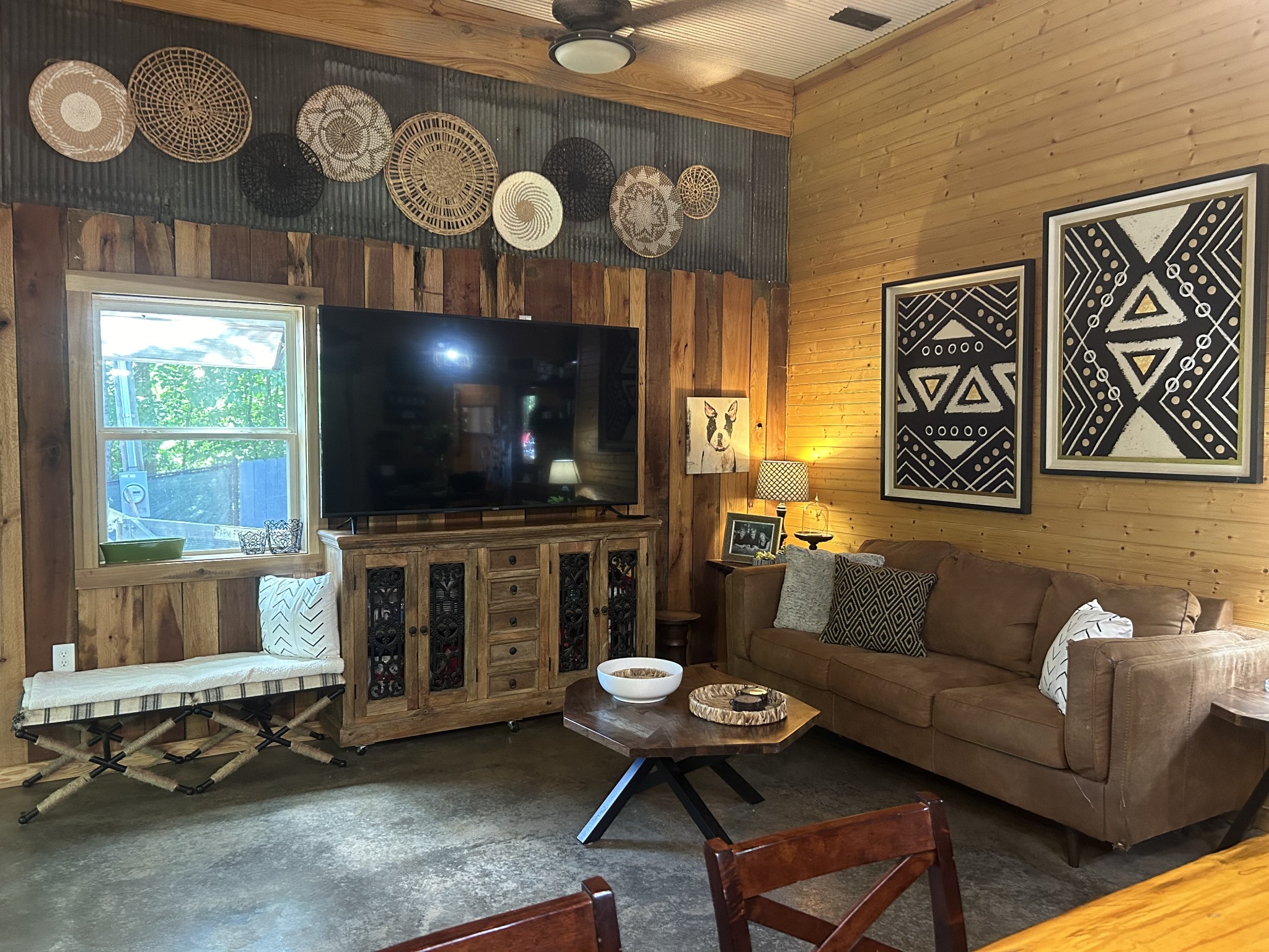 5013 Eva Road Camden, TN 38320 - Photo 6 of 37 a living room with furniture and a flat screen tv