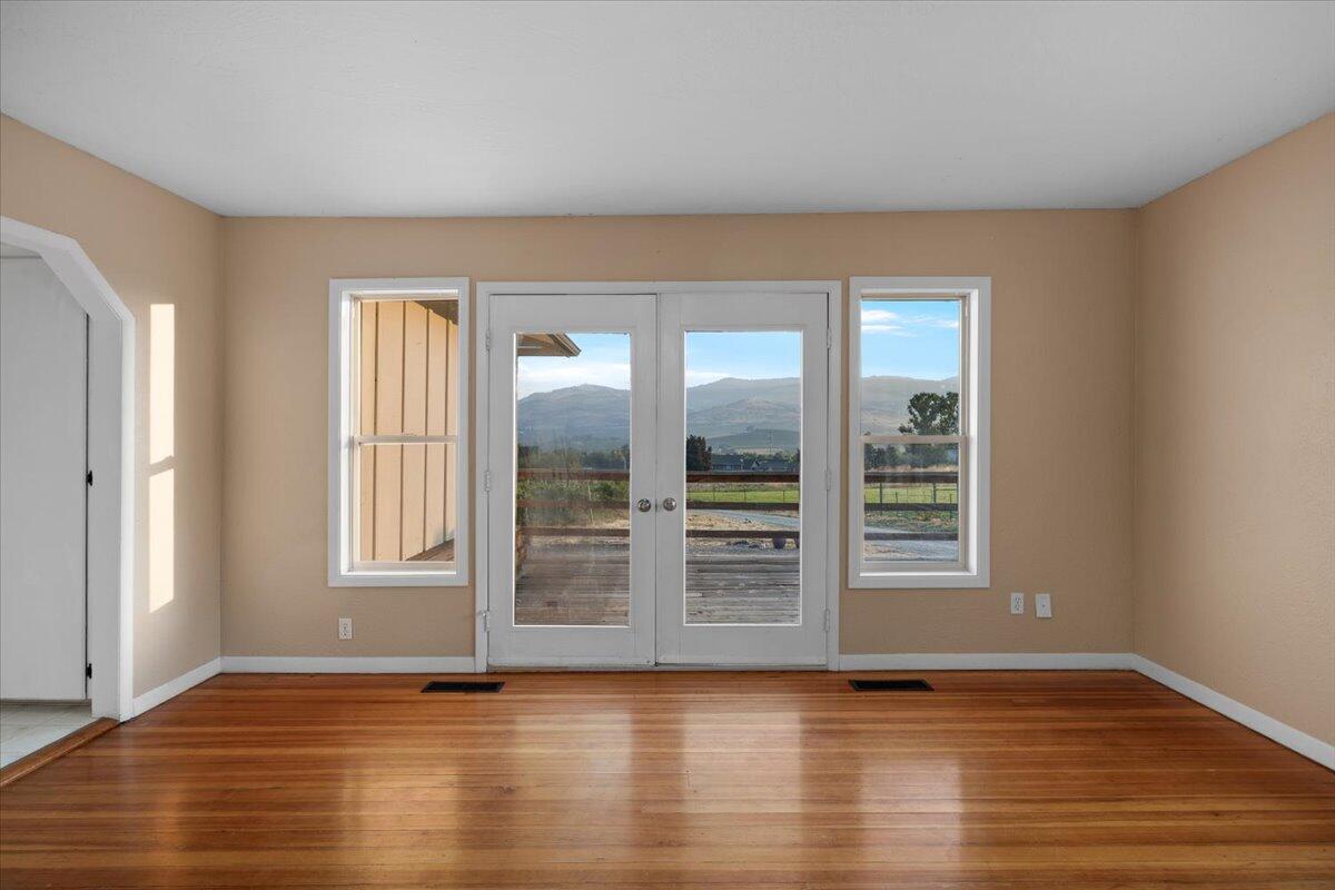 202 Pleasant View Talent, OR 97540 - Photo 13 of 65 Dining