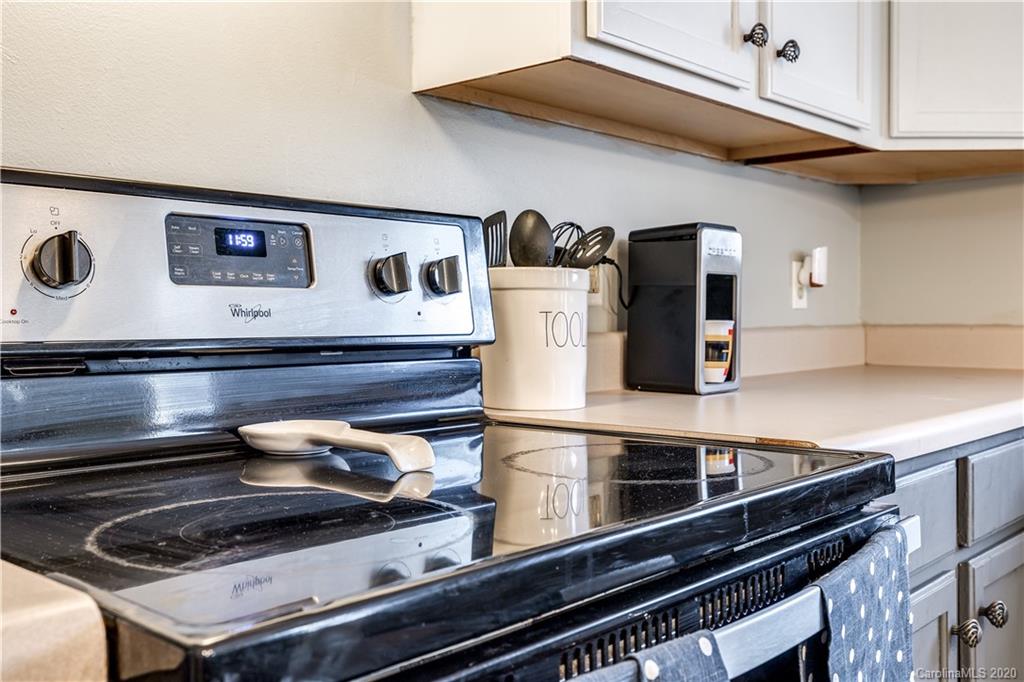 8808 Old Potters Road Charlotte, NC 28269 - Photo 15 of 34 a close view of stove top oven