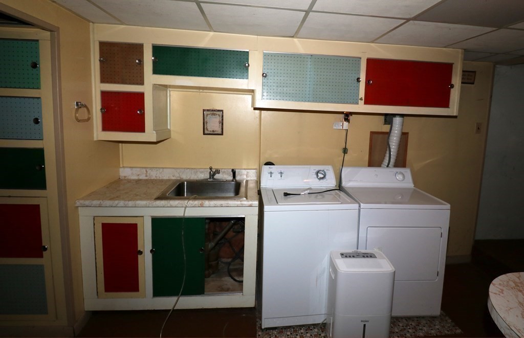 118 Merrimac Avenue Springfield, MA 01104 - Photo 18 of 20 a utility room with dryer and washer