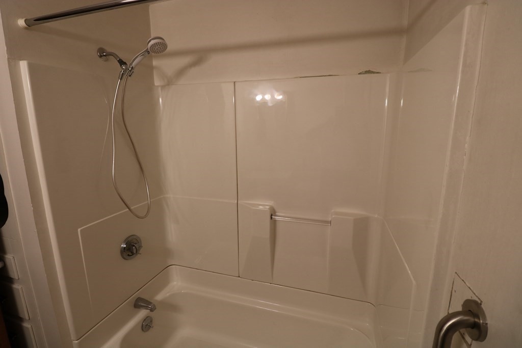 118 Merrimac Avenue Springfield, MA 01104 - Photo 9 of 20 a bathroom with a bathtub