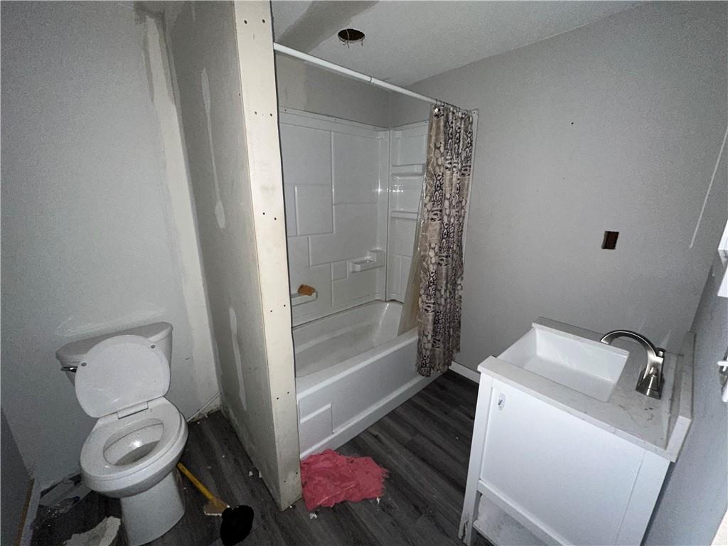 275 Wendel Road Irwin, PA 15642 - Photo 8 of 17 1st unit bathroom