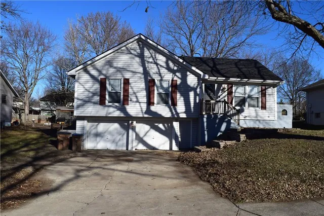 $260,000 | 1704 Cinnabar Drive, Raymore, MO 64083