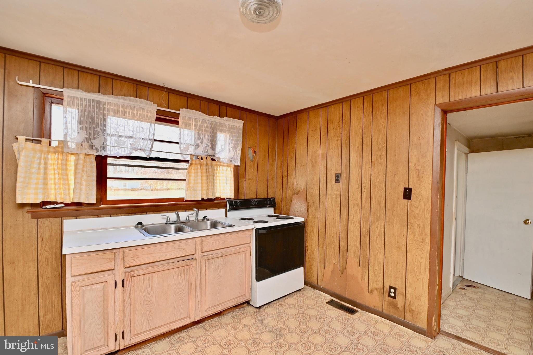 144 Harrell Road Fredericksburg, VA 22405 - Photo 9 of 33 Kitchen