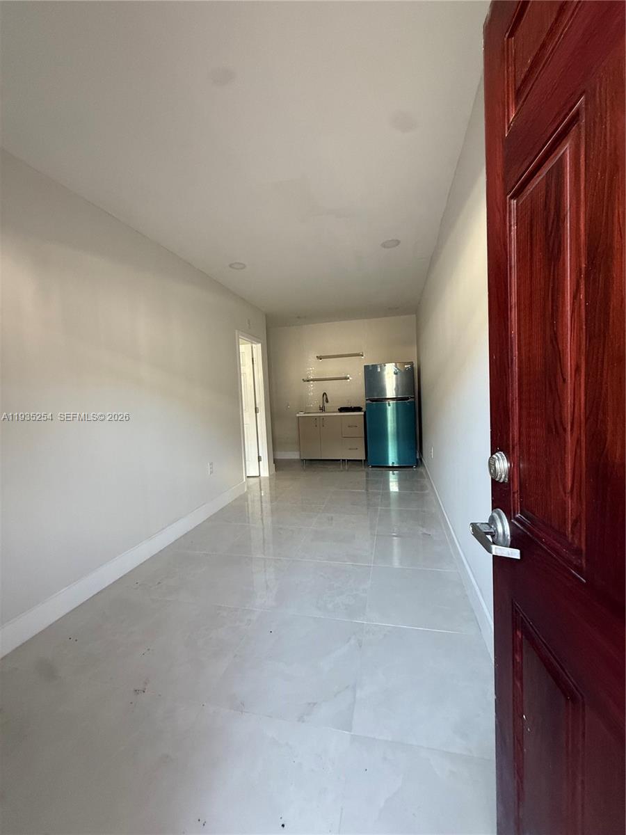 a view of empty room with an empty space