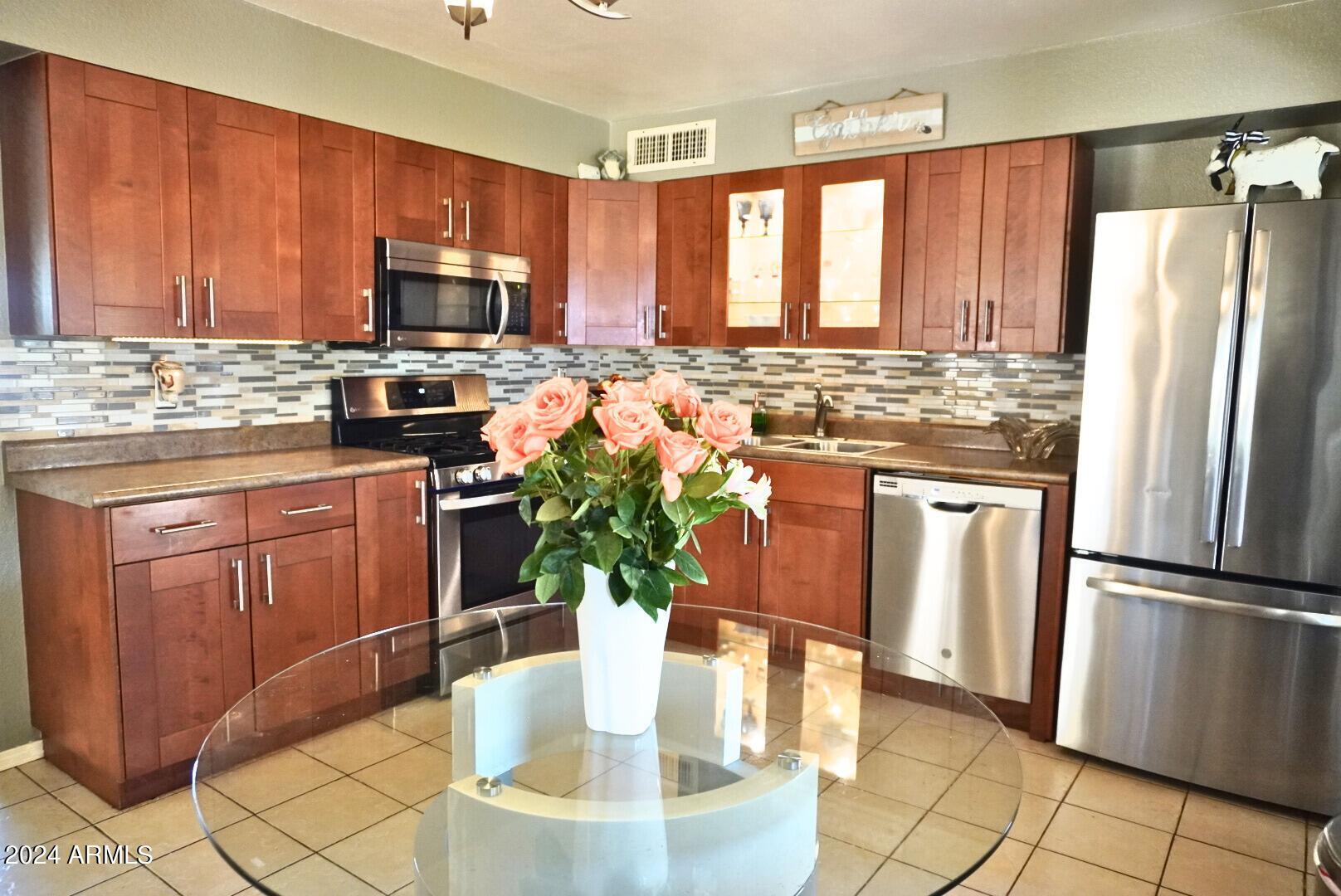 855 West Del Rio Street Chandler, AZ 85225 - Photo 4 of 13 KITCHEN