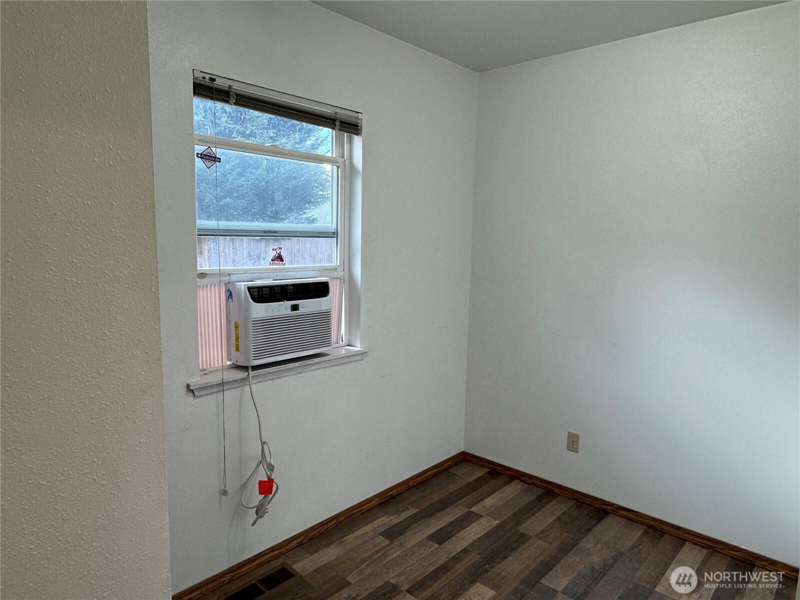 10645 21st Avenue Southwest Seattle, WA 98146 - Photo 10 of 27