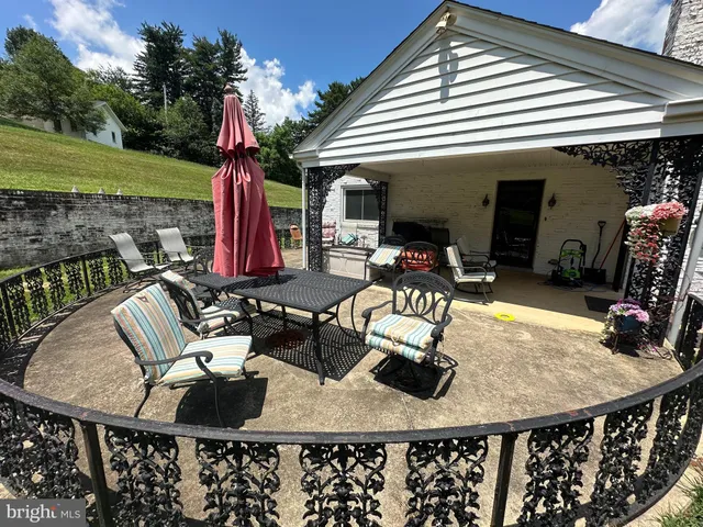 a view of a dinning table and chairs in patio