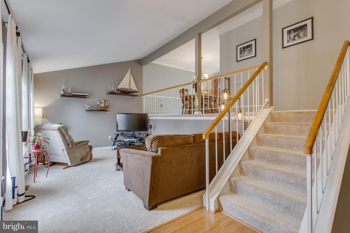 4338 Cub Run Road Chantilly, VA 20151 - Photo 3 of 27 Split foyer entry with hardwoods opens to LR