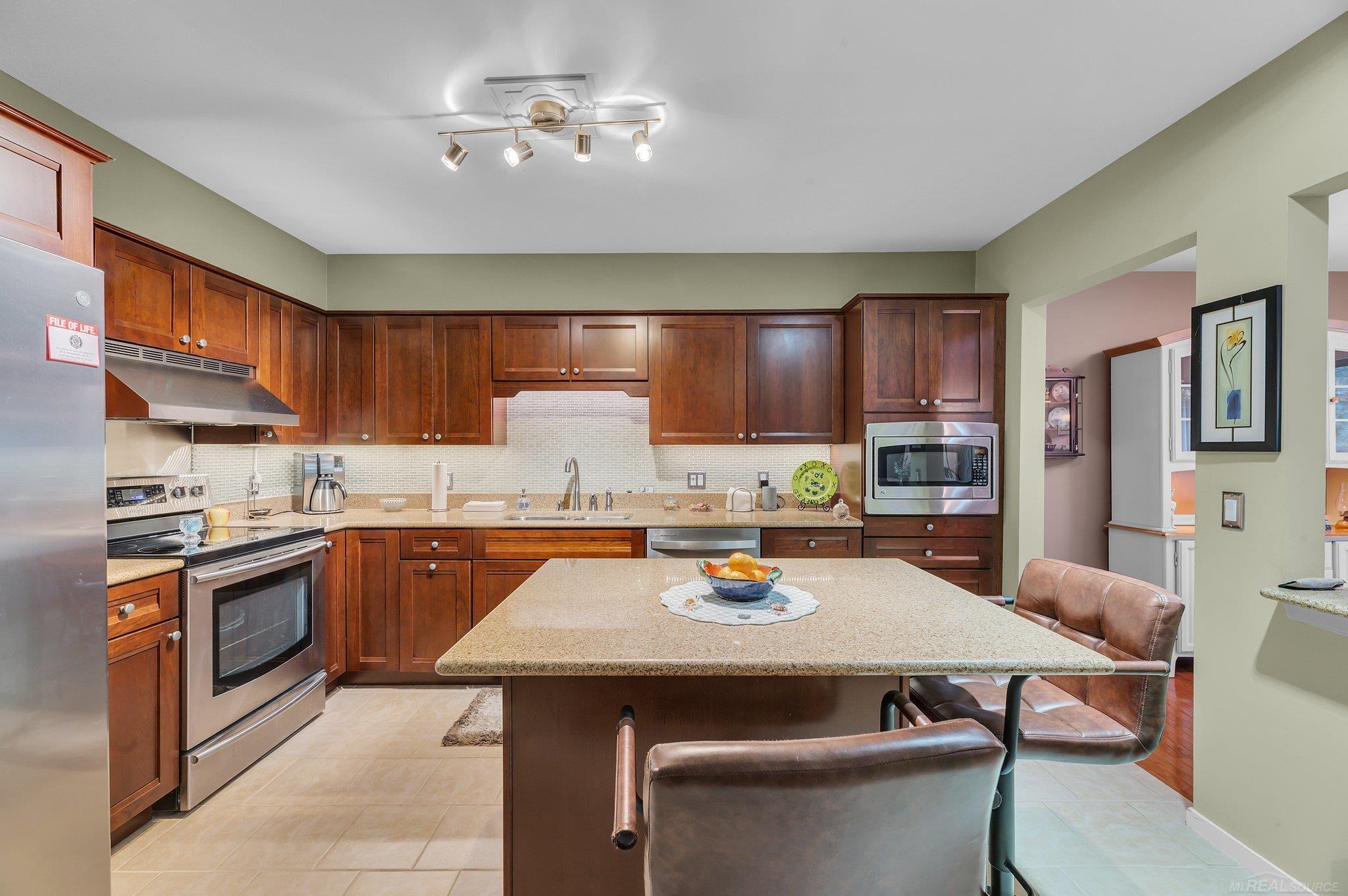 628 Ashley Circle Rochester Hills, MI 48307 - Photo 7 of 25