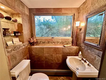 $1,299,990 | 25 Surry Hill Place, Huntington, NY 11743