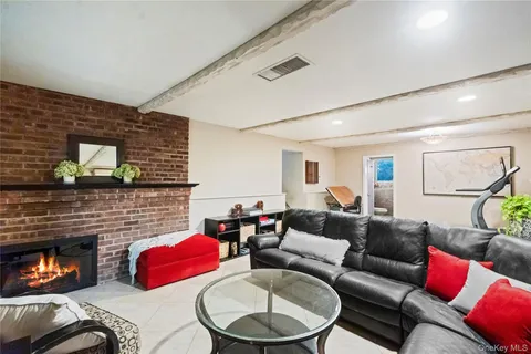 $1,299,990 | 25 Surry Hill Place, Huntington, NY 11743