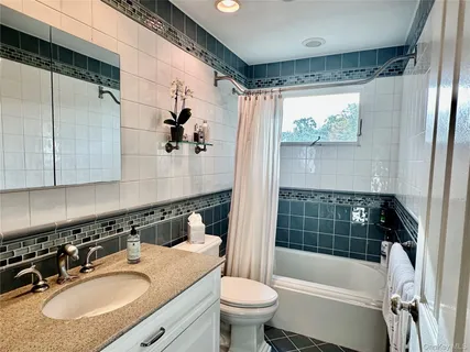 $1,299,990 | 25 Surry Hill Place, Huntington, NY 11743