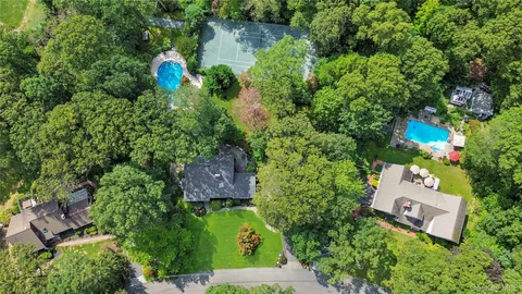 $1,299,990 | 25 Surry Hill Place, Huntington, NY 11743