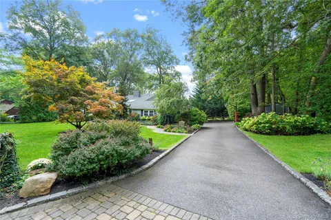 $1,299,990 | 25 Surry Hill Place, Huntington, NY 11743