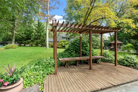 $1,299,990 | 25 Surry Hill Place, Huntington, NY 11743