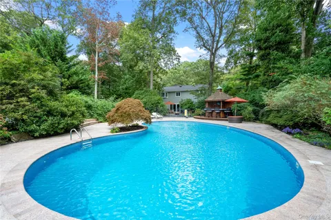 $1,299,990 | 25 Surry Hill Place, Huntington, NY 11743