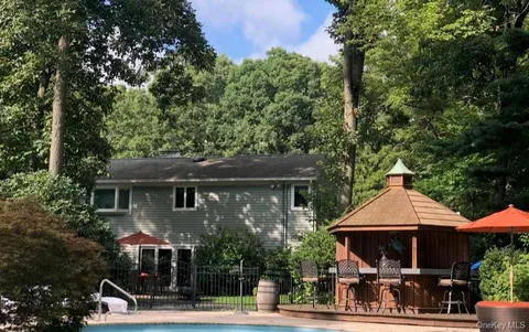 $1,299,990 | 25 Surry Hill Place, Huntington, NY 11743