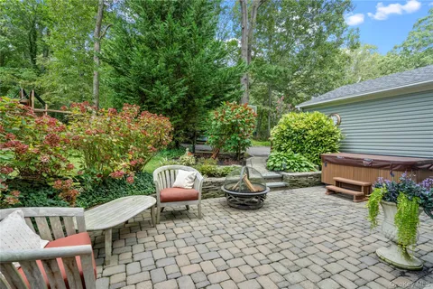 $1,299,990 | 25 Surry Hill Place, Huntington, NY 11743