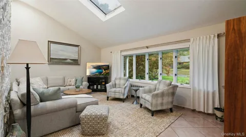 $1,299,990 | 25 Surry Hill Place, Huntington, NY 11743