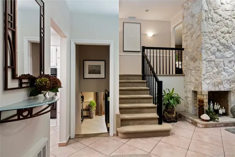 $1,299,990 | 25 Surry Hill Place, Huntington, NY 11743