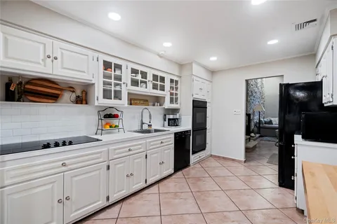 $1,299,990 | 25 Surry Hill Place, Huntington, NY 11743