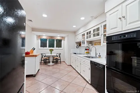 $1,299,990 | 25 Surry Hill Place, Huntington, NY 11743