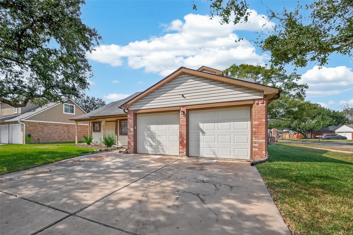 555 Shealy Street Houston, TX 77598 - Photo 4 of 41