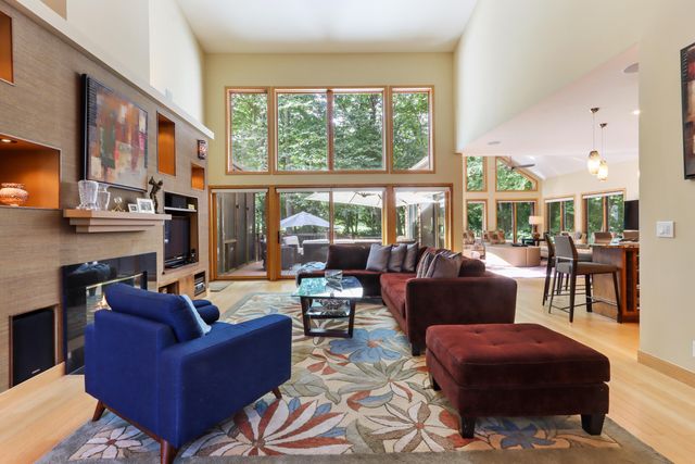 1050 Briarwood Drive, Fontana, WI 53125