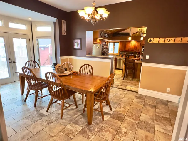 $375,000 | 521 North Locust Street, Flora, IL 62839