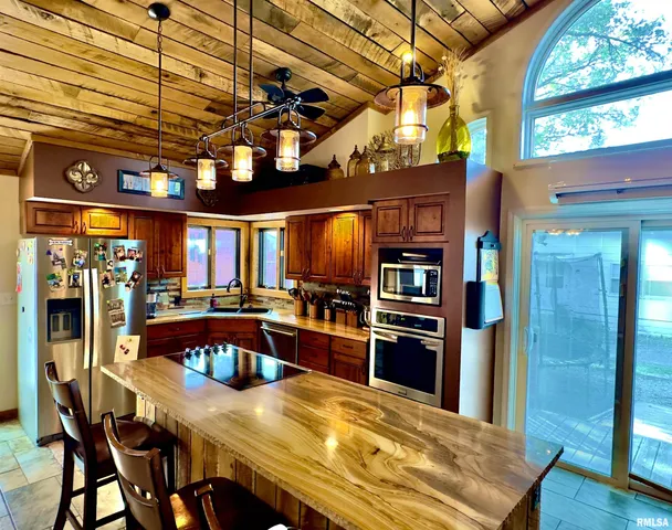 $375,000 | 521 North Locust Street, Flora, IL 62839