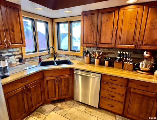 $375,000 | 521 North Locust Street, Flora, IL 62839