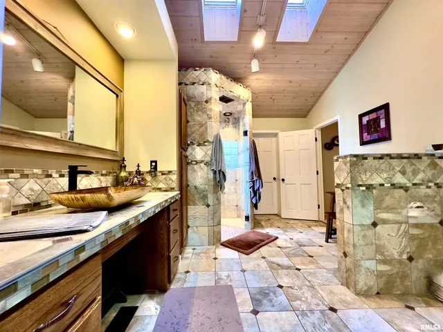 $375,000 | 521 North Locust Street, Flora, IL 62839