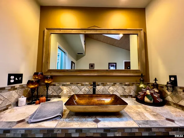 $375,000 | 521 North Locust Street, Flora, IL 62839