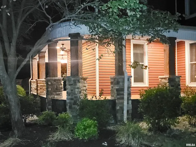 $375,000 | 521 North Locust Street, Flora, IL 62839