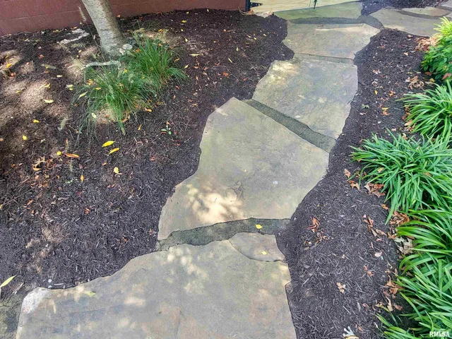 $375,000 | 521 North Locust Street, Flora, IL 62839