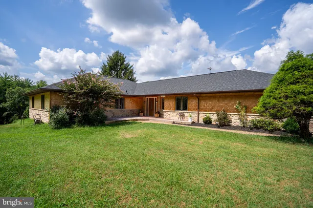 a view of a house with backyard and garden