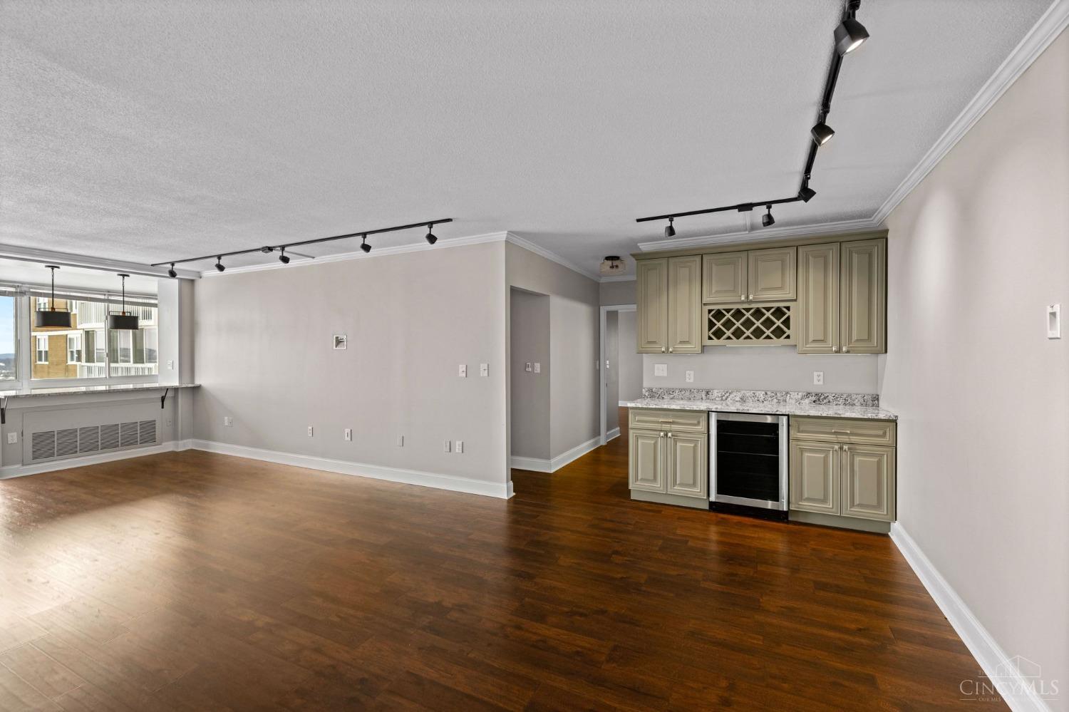 2444 Madison Road, Unit 1912 Cincinnati, OH 45208 - Photo 4 of 41 Gallery Image 4