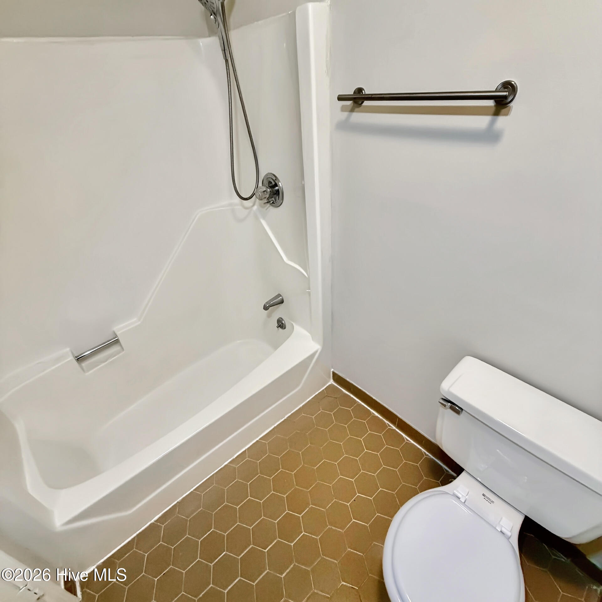 1849 Quail Ridge Road, Unit D Greenville, NC 27858 - Photo 15 of 22 Primary Bath Tub - 1849-D Quail Ridge Rd