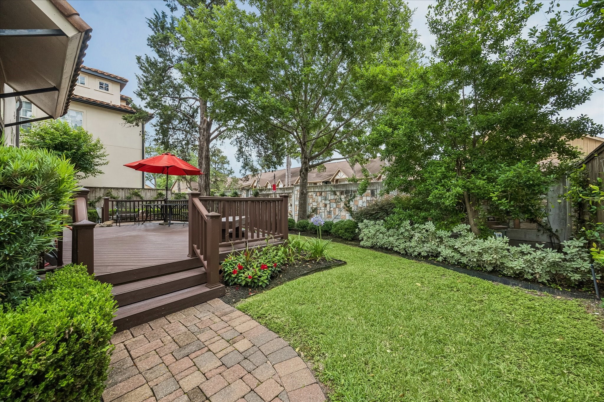 907 Queen Annes Road Houston, TX 77024 - Photo 25 of 31 Beautifully landscaped outdoor space with mature trees and expansive entertaining areas.