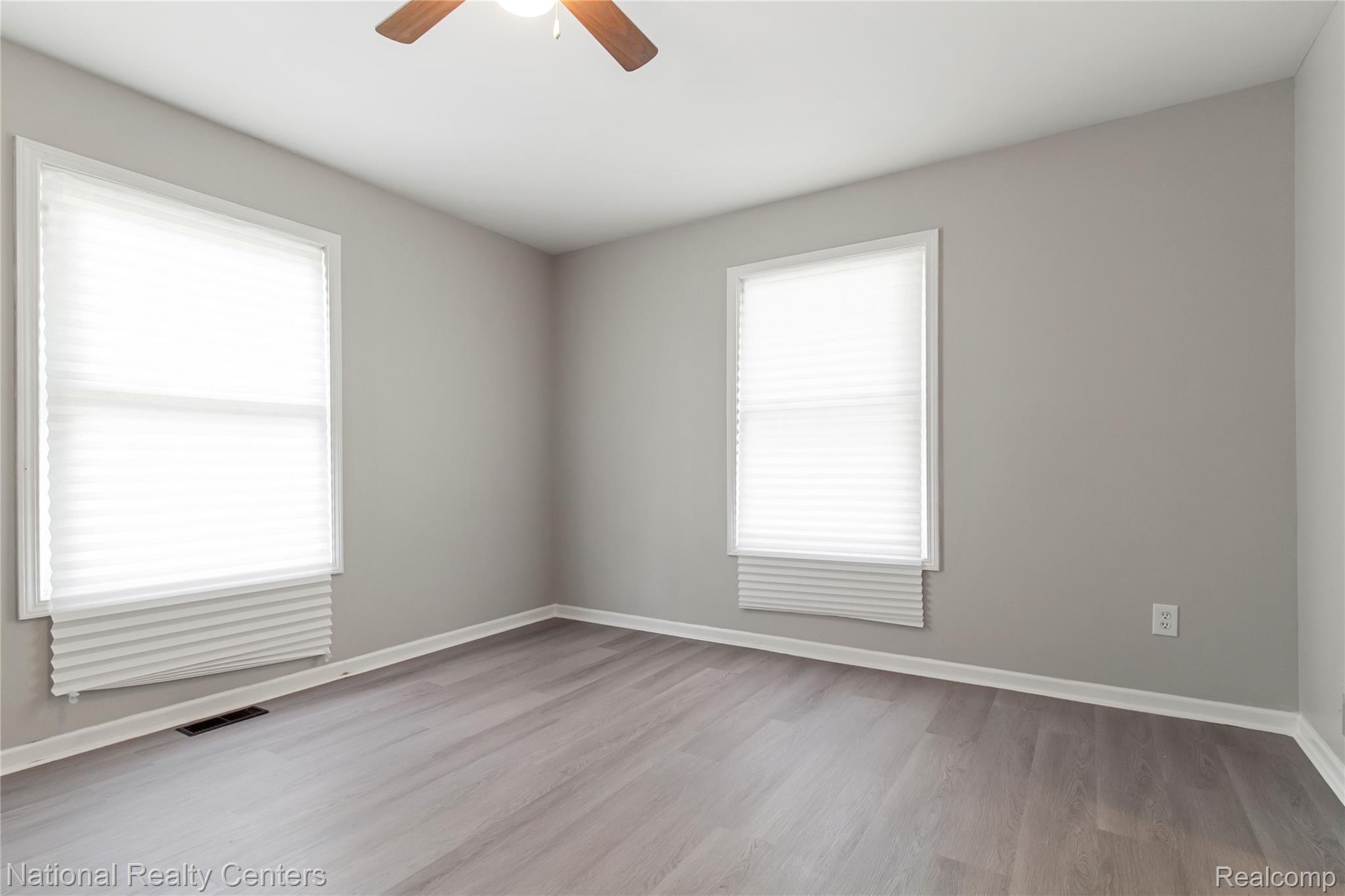 26862 Yale Street Inkster, MI 48141 - Photo 17 of 34 Neutral gray walls with white trim