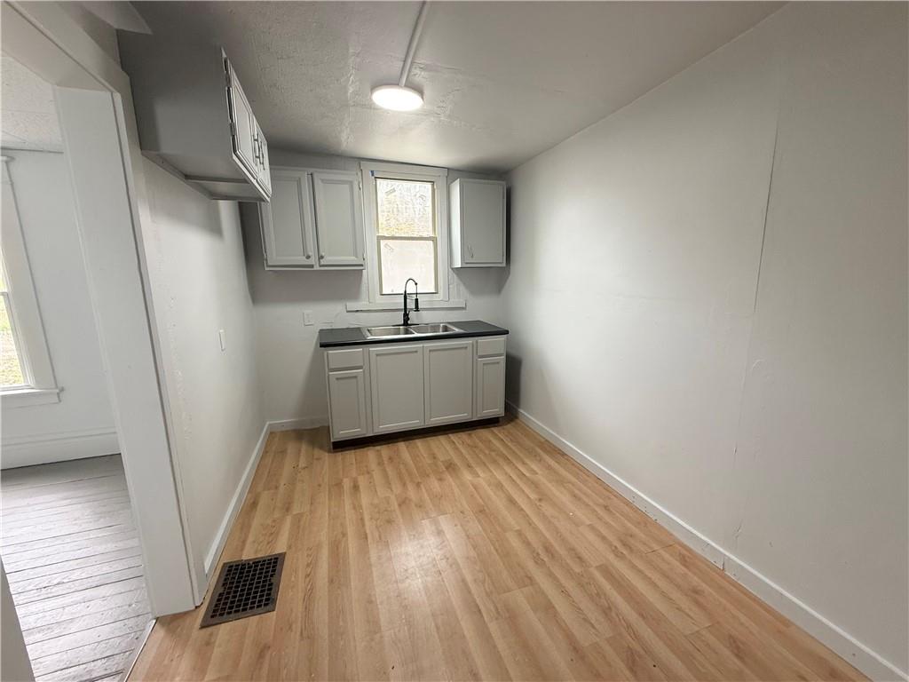 422 Prospect Street Sharon, PA 16146 - Photo 5 of 9