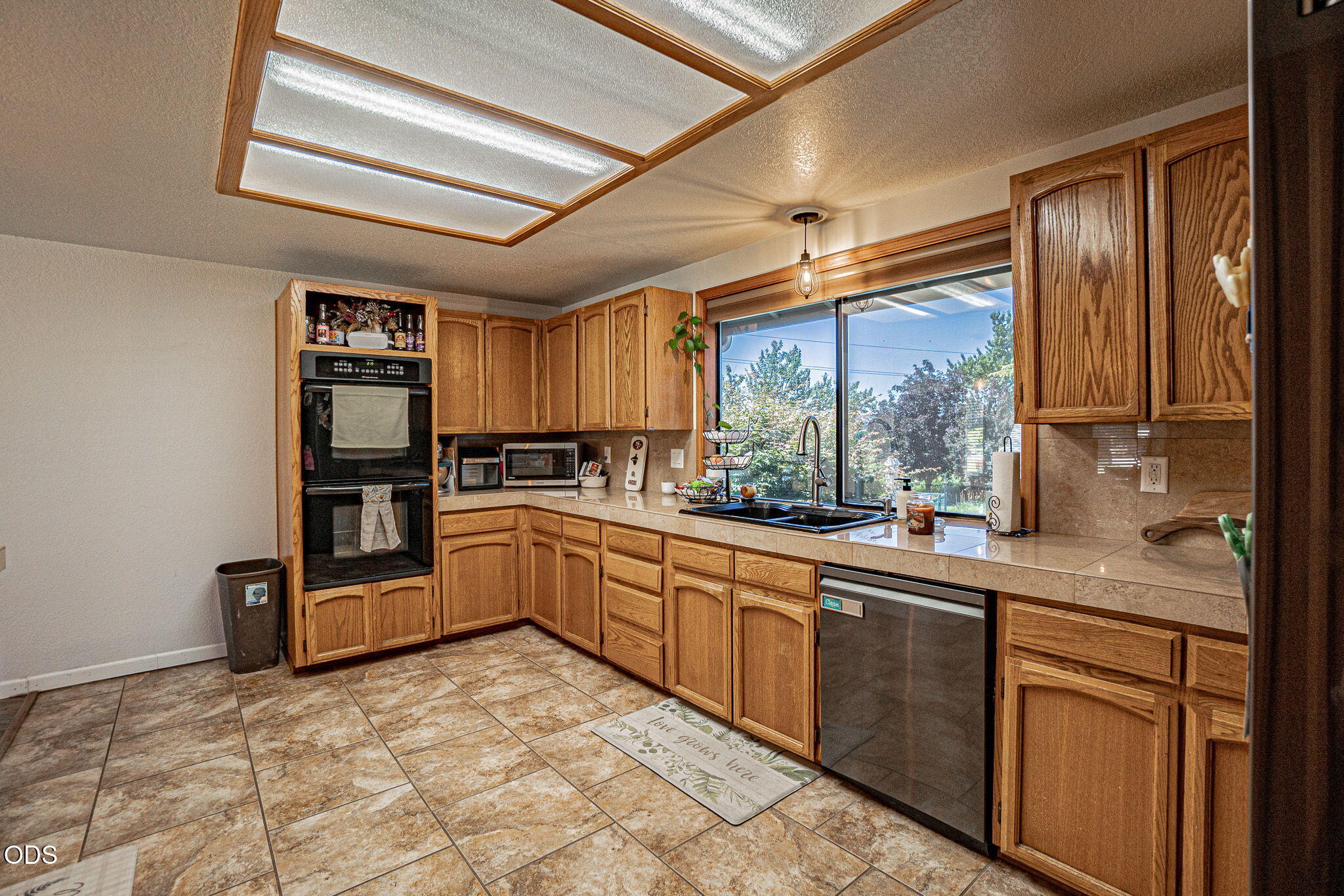 5247 Dobrot Way Central Point, OR 97502 - Photo 7 of 34