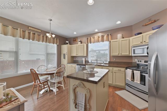 10561 Stoneflower Drive Parker, CO 80134 - Photo 14 of 41 Kitchen With Breakfast Nook.