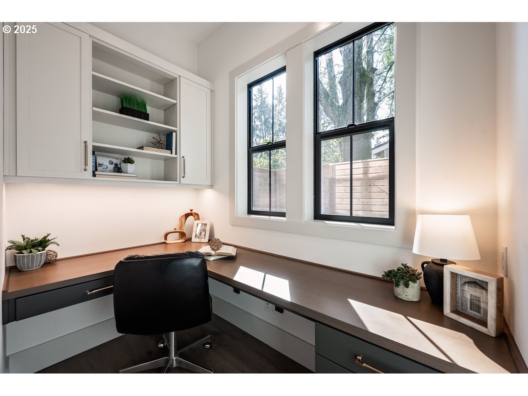 850 Southwest York Road Lake Oswego, OR 97034 - Photo 17 of 27 Den/Office